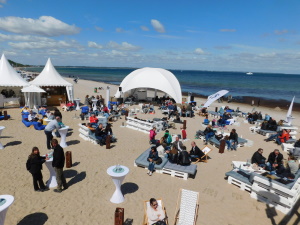 Saisoneröffnung mit heißen Beats in loungiger Atmosphäre direkt auf dem Strand – Timmendorfer StrandKlub 2017 geht in die zweite Runde